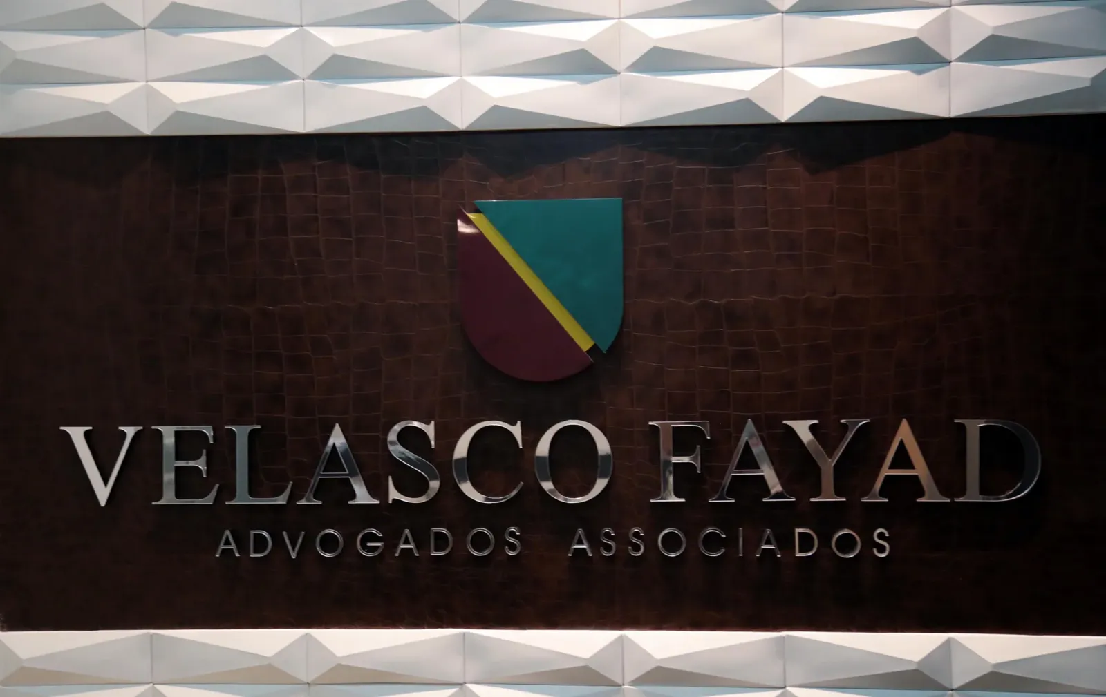 Painel com a marca Velasco Fayad na sede do escritório em Goiânia